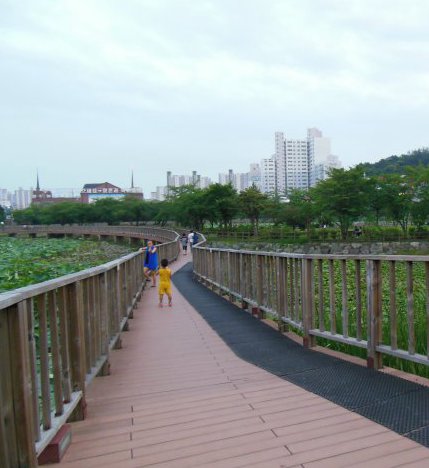 雲泉貯水池の上に建てられた遊歩道